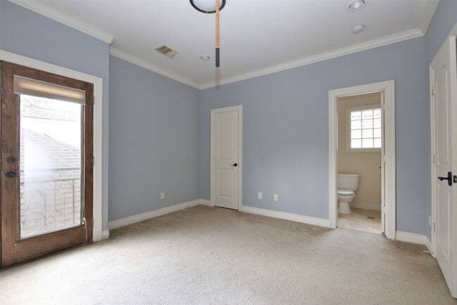 Building Photo - 707 Welch St