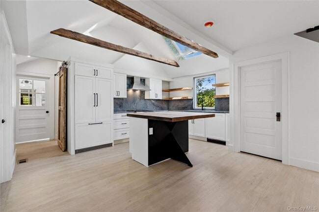 Photo - 335 Herricks Ln