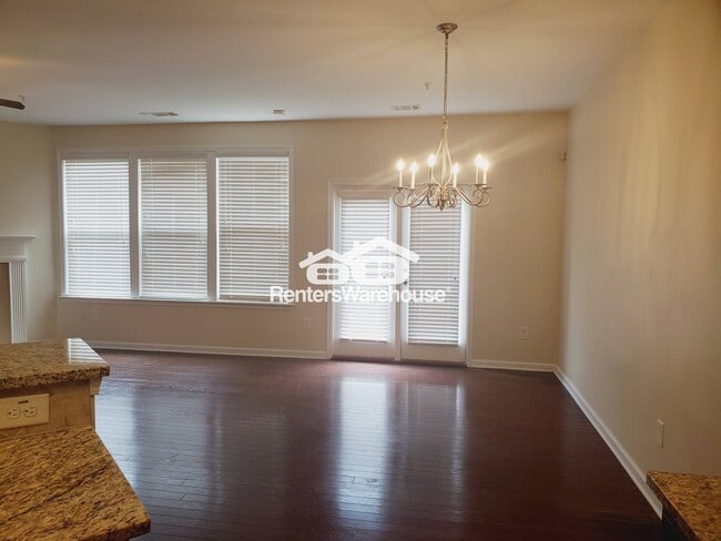 Photo - 1592 Richmond Dr