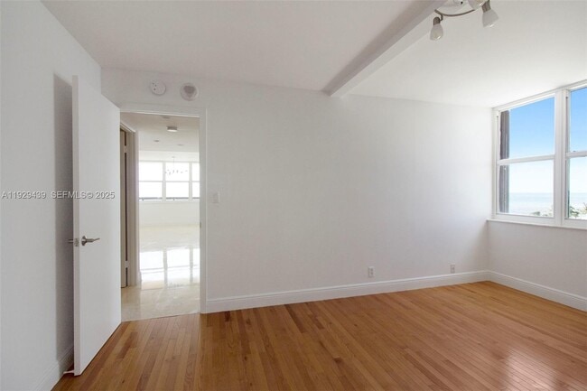 Photo - 2555 Collins Ave Unidad 911