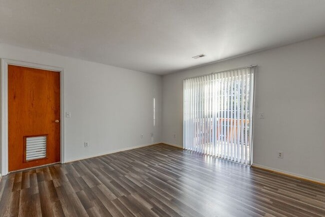 Photo - 82 Eastwood Ct