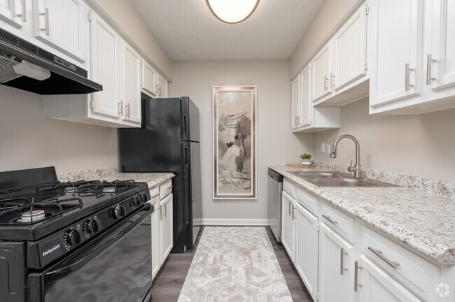 2BR, 1.5BA - 930SF - Kitchen
