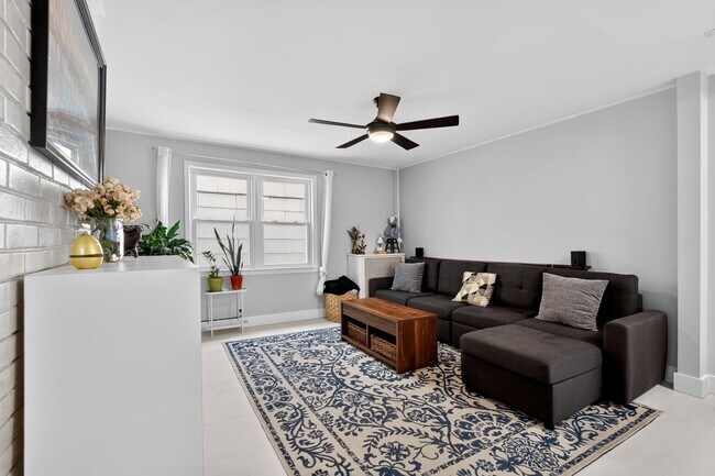 Photo - 59 W 6th St