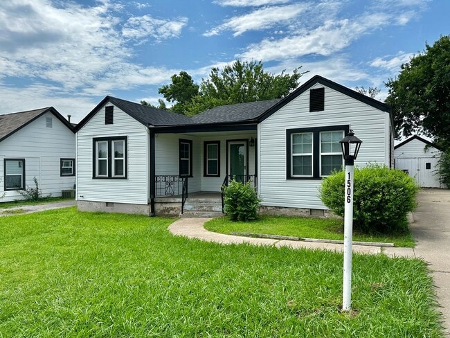Building Photo - 3 Bedroom