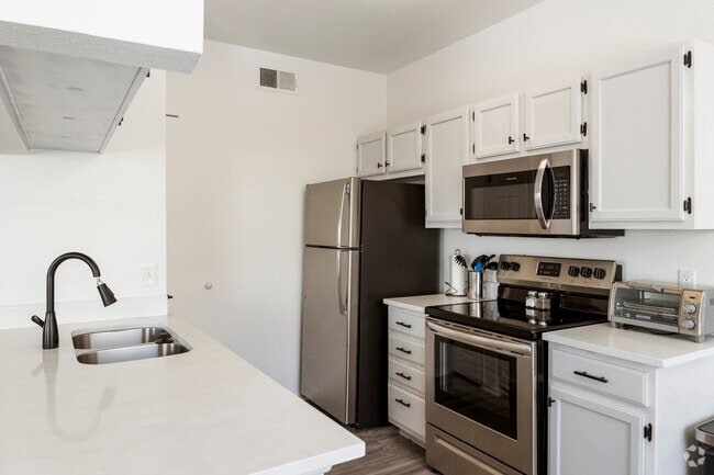 1BR, 1BA - 916SF - Kitchen