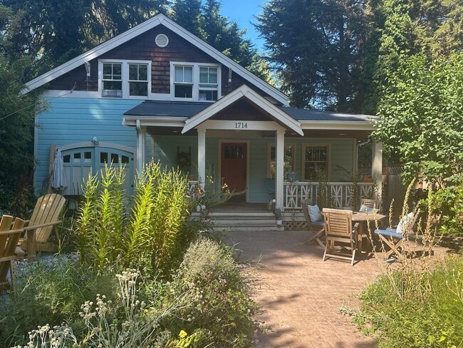 Building Photo - Gorgeous Maple Leaf Property - Huge Yard a... Rental