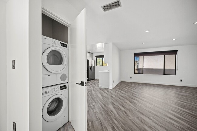 Photo - 955 N Oxford Ave Unidad 5