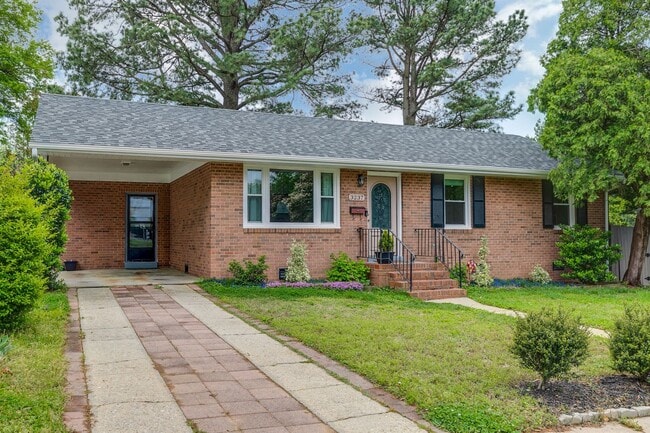 Building Photo - Charming 3 Bedroom Rancher Available Early...