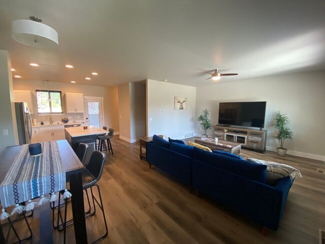 Photo - Gorgeous New 3 bedroom Furnished Whitefish...