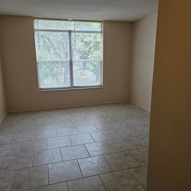 3690 Inverrary Dr Unit 2Y