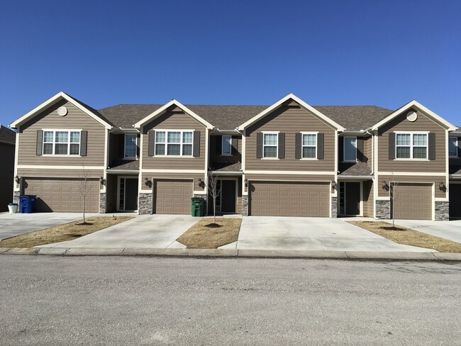 3 Bed 2 Car Townhome in Grain Valley - 3 Bed 2 Car Townhome in Grain Valley