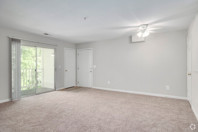 3BR, 2BA - 1,007SF - Living Room