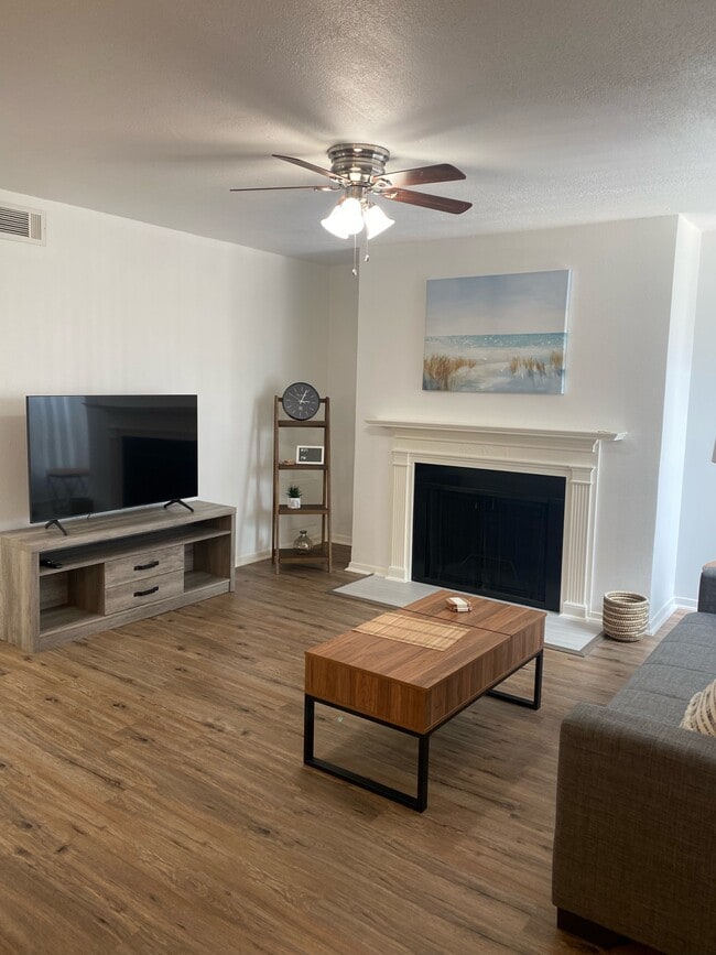 Photo - Two Bedroom in Oaklawn Unit 201