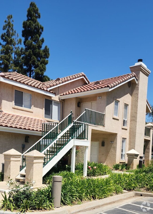 Building Photo - Gorgeous 2 bedroom newly renovated upstair... Unit B Rental
