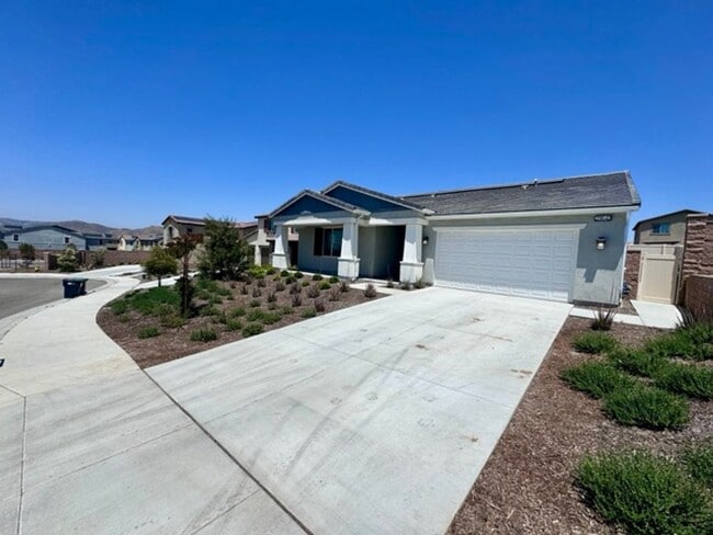 Building Photo - COMING SOON! Beautiful 4 bedroom Single St... Rental