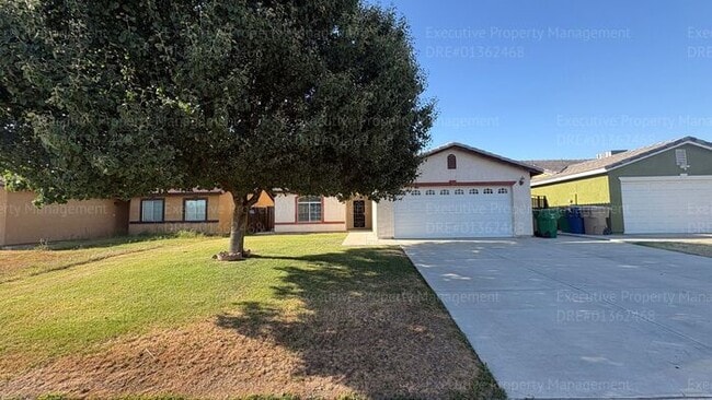 Building Photo - 4 bedroom 2 bathroom split wing home in North Bakersfield