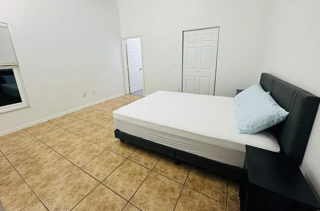 Private Master room - 536 Cheshire Way Unit 1