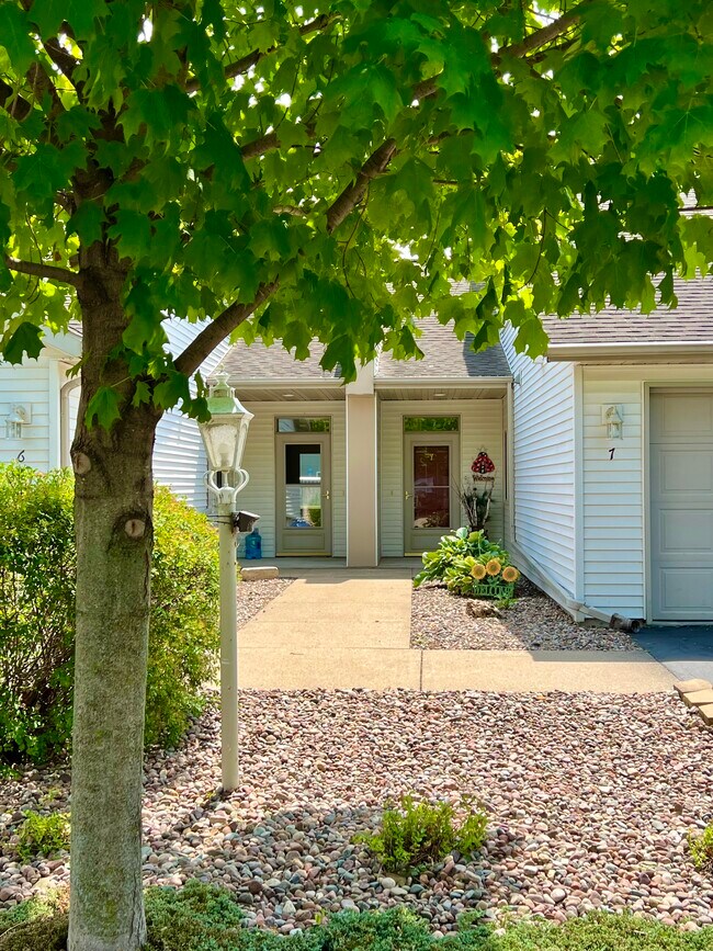 2807 Lakeshore Dr Unit 2805 LakeshoreDr.#10