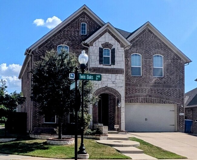 Photo - 2472 Twin Oaks Dr House