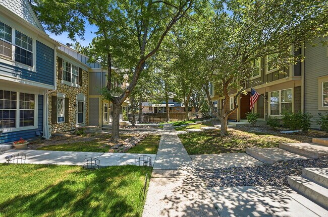 $2,470.95, 2 Bed, 2.5 bath Townhome in Centennial with in unit Laundry!
