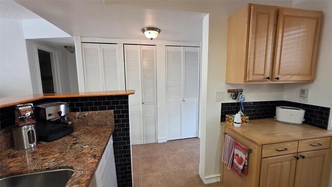 Photo - 2801 Somerset Dr Unit 211