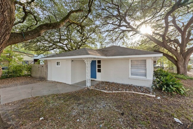 Building Photo - Live Close to Campus! 4 Bed/2 Bath Available for August 2026 Move-in!