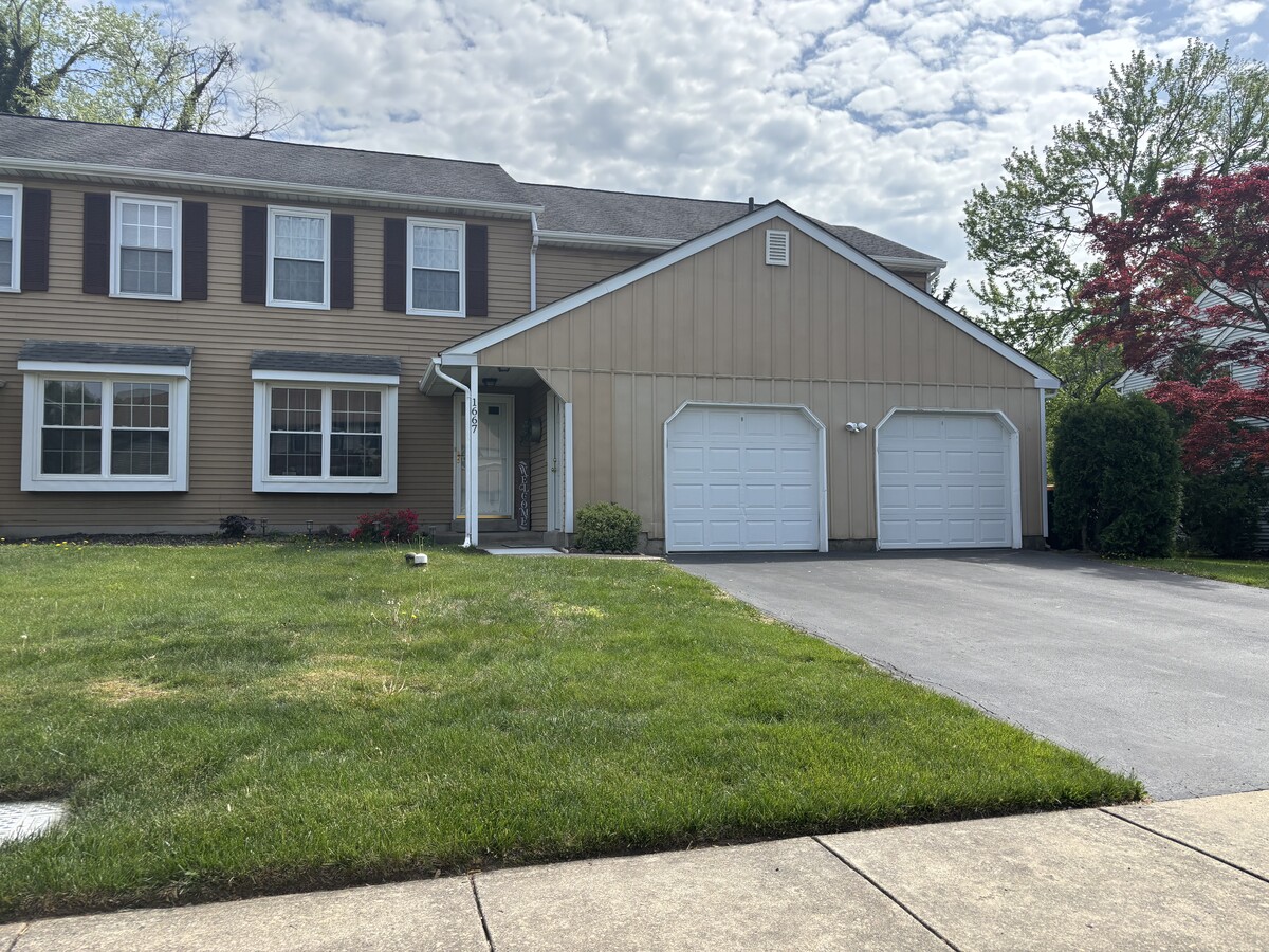 No Pets, No Smoking - 1667A Bluebird Dr Townhome