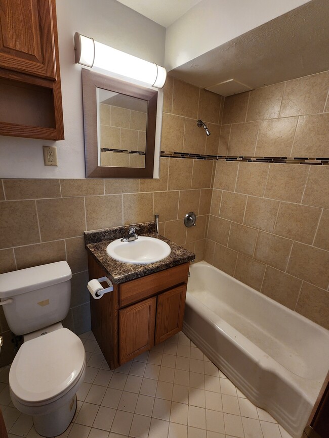 Building Photo - Lincoln Unit 21
