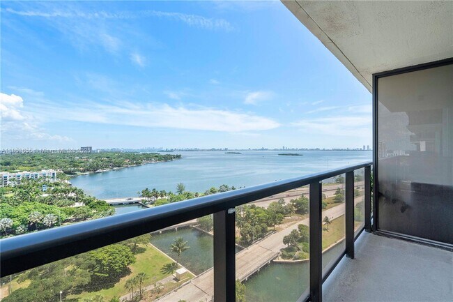 Photo - 600 NE 36th St Unidad 1910