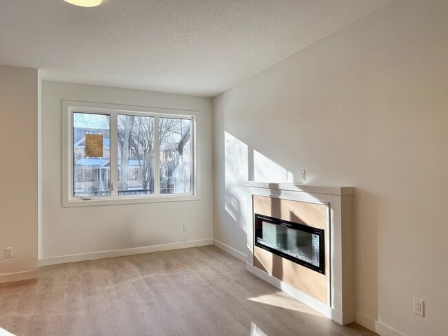 Photo - 14405 127 St