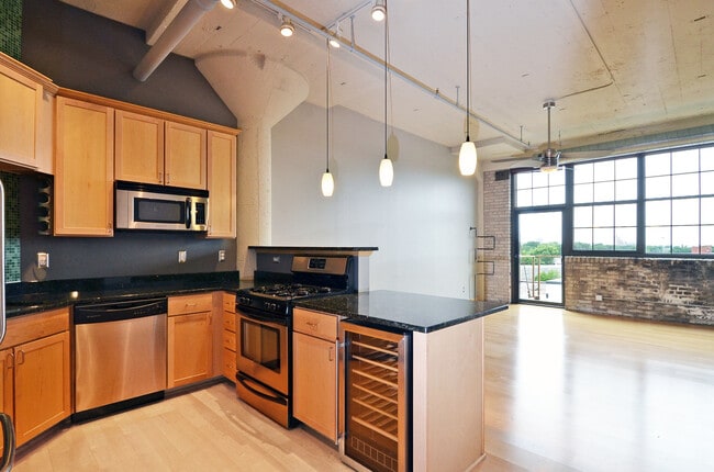 Building Photo - Amazing 2-Bedroom 2-Bathroom Condo with vi... Unit 405
