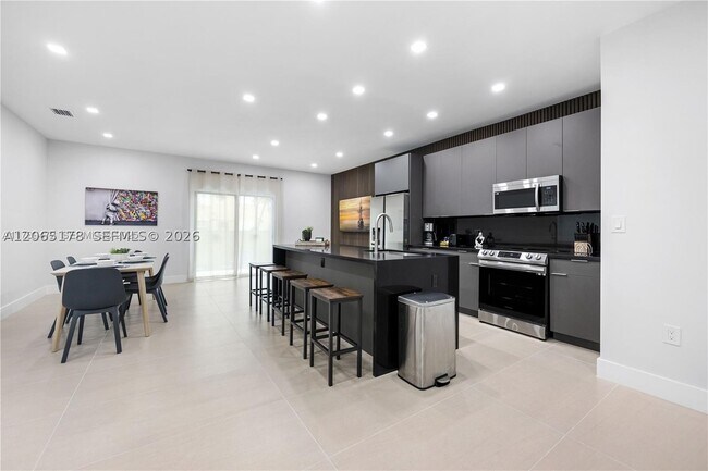 1121 NW 25th St