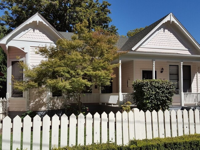 Building Photo - 417-421 Normal Ave Unit 417 Normal Ave