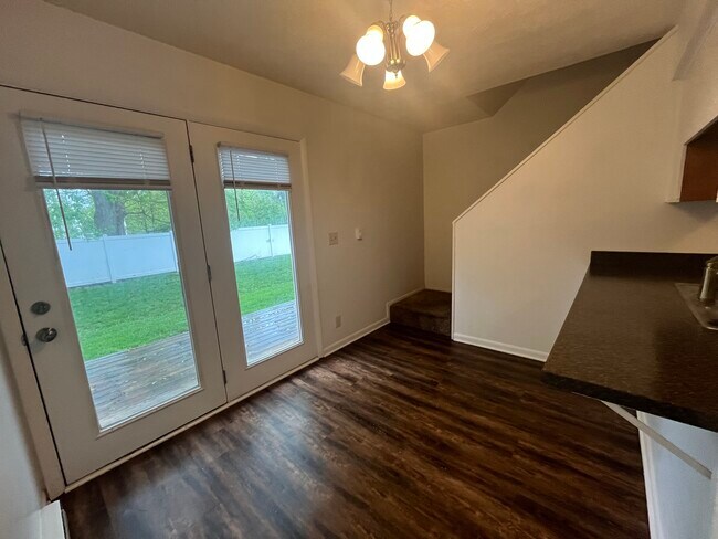 Photo - 402 Forest Ln