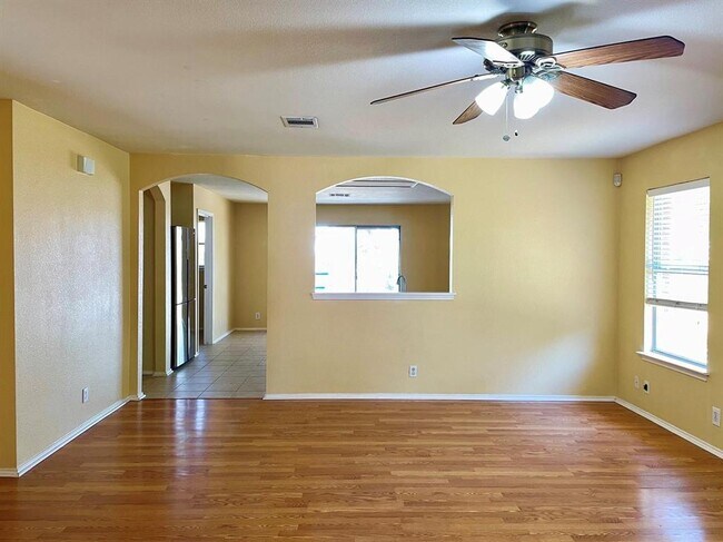 Photo - 1601 Lloydminister Way