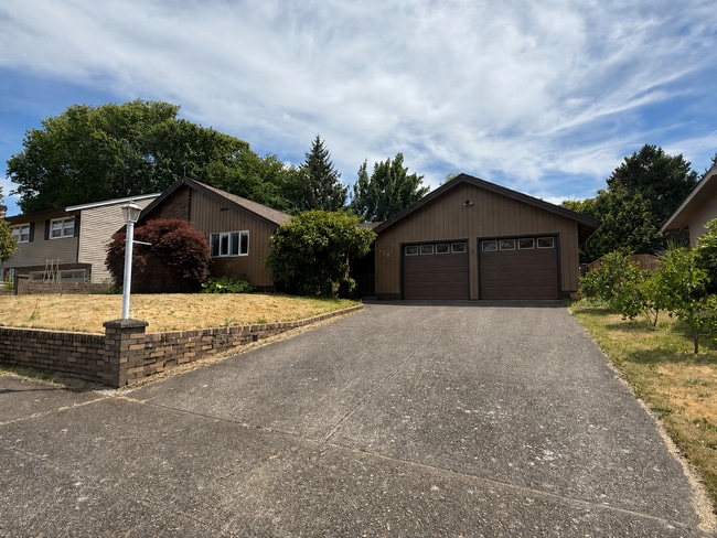 Photo - Bright & Beautiful 3-Bedroom Beaverton Home with A/C, Washer & Dryer, and Tons of Storage!