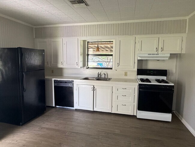 Photo - FOR RENT in RAYNE!