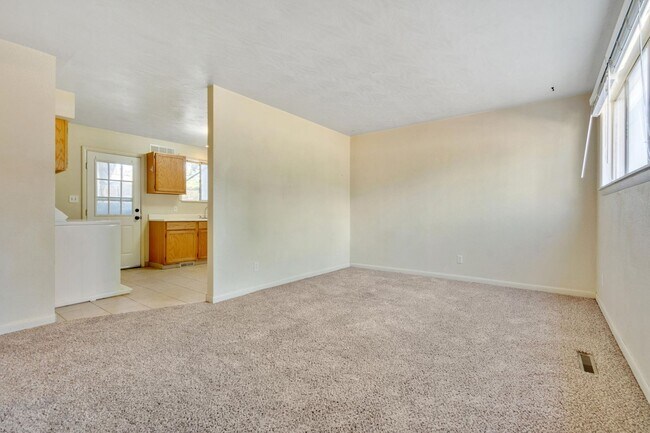 Building Photo - 2108 Applewood Rd Unit 2108 Applewood Rd