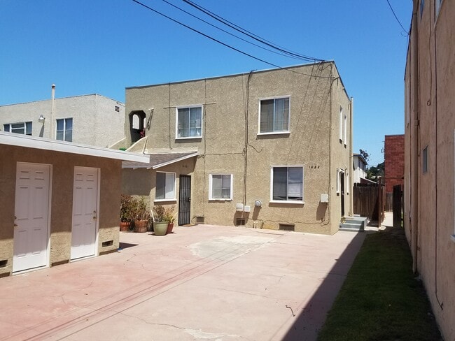 Triplex behind house - 1422 Orizaba Ave Apartments Unit A