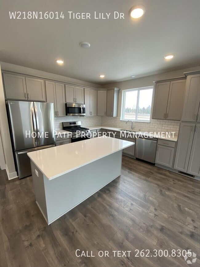 Building Photo - W218N16014 Tiger Lily Dr Rental