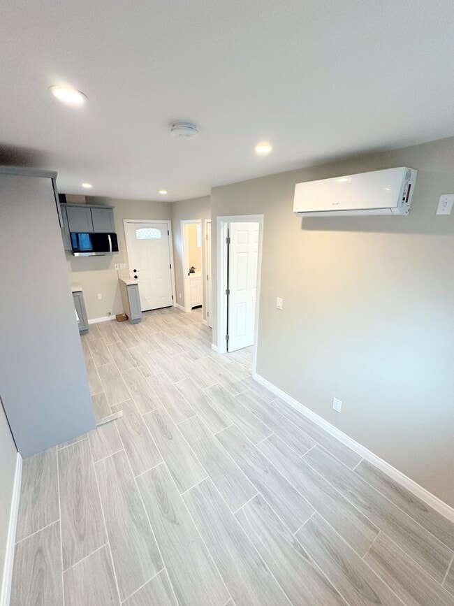 Photo - Gorgeous 1BD/1BA all appliances included. Move in ready!! Unit 20235 (JADU)