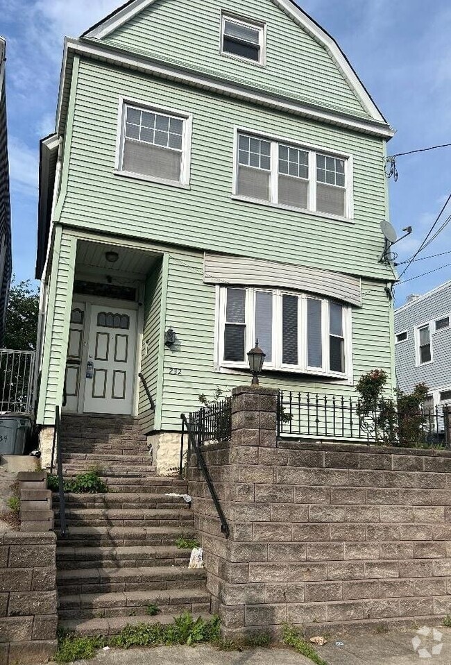 Building Photo - 232 Danforth Ave Unit 2 Rental