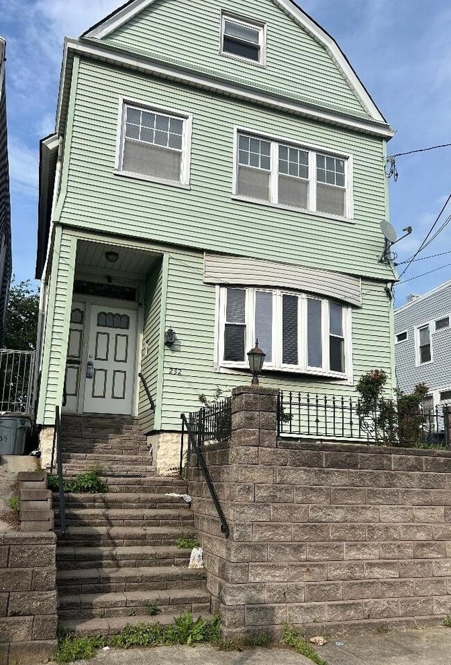 Building Photo - 232 Danforth Ave Unit 2 Rental