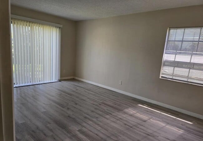 Photo - 216 Glenview Blvd