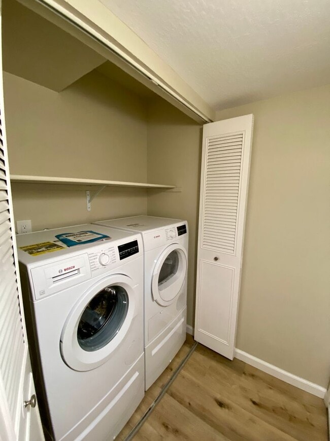 Photo - Gorgeous Top Floor Condo Located in Walnut Creek with Inside Laundry and Close to BART is Availab... Unidad 8