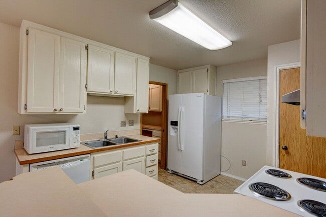 Photo - 3 Bedroom 1.5 Bath Pet Friendly House