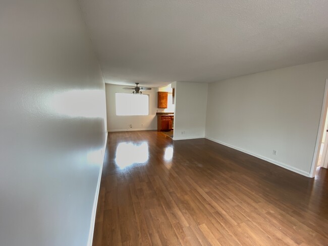 Spacious Living Room - 6126 Fulton Ave Apartamentos Unidad 9