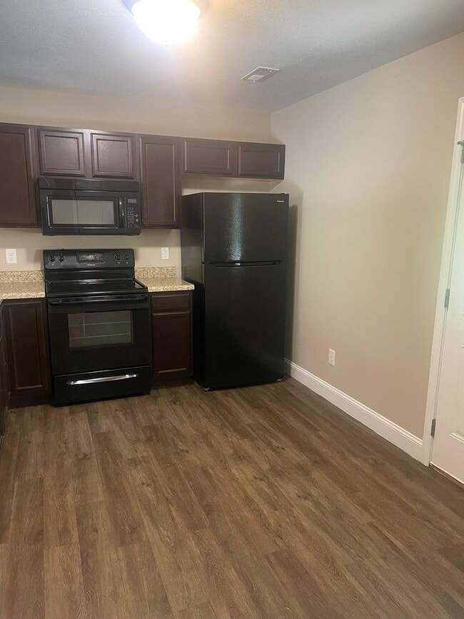 Photo - Knoxville 37918 - 2 bedroom, 2.5 bath townhome - Contact Lisa Vineyard and Shannon Russell (865) ...