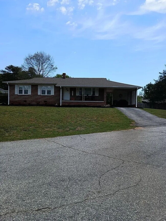 Building Photo - Renovated - 3 bedrooms w/ tankless water heater
