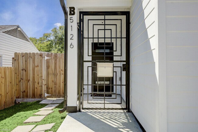 Photo - 3 br, 2.5 bath Duplex - 5126 Lyndhurst Dri...